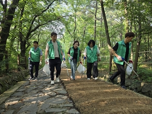 작은 정화활동, 큰 나라사랑…직장·공장새마을운동대구시협의회 앞산서 헌화·환경정비