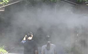 [포토뉴스] 쿨링포그로 더위 식히는 대구시민
