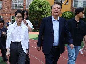 윤석열 전 대통령 부부, 투표 마쳐…53일 만에 공개 행보