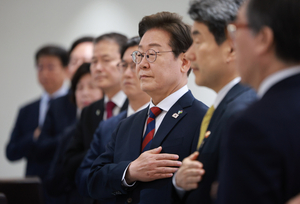 李, 尹정부 장관들과 국무회의…“어색하지만 웃으며 하자”