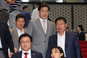 전당대회일까 비대위 유지일까…방향키 못잡은 국민의힘