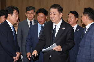 與 김병기 원내대표 “상법개정 먼저 처리…야당과 만남 정례화”