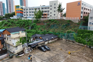 [포토뉴스] 신명고 아래 비탈면 붕괴 조짐…250m 구간 통제