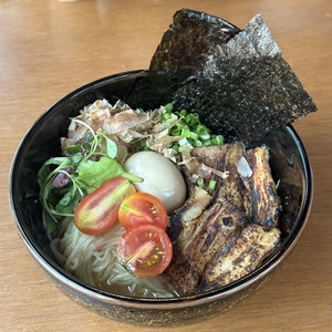[맛나게 멋나게] 두툼한 차슈·새콤달콤 육수…무더위 입맛 사로잡는 시원한 냉라멘