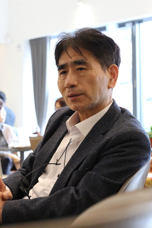[Book Talk] “감각을 언어로 바꿀 힘 다하면 詩 쓰지 않을 것”…송재학 시인의 ‘감각으로 시 쓰기’
