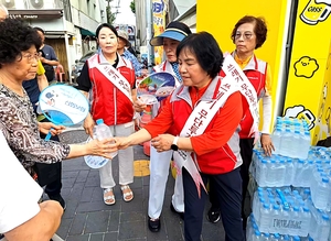 [동네뉴스] 대구 동구 평화시장 닭똥집 명물거리서 생수 나눔 행사
