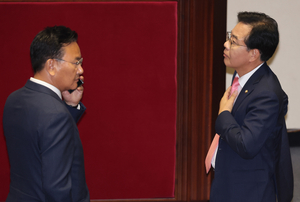 추경 속수무책 野… 특활비 부활·국방비 삭감두고 “李 직접 사과하라”