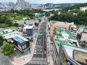 [포토뉴스] 왕복 4차로로 확장된 수성못 용학로…휴일에도 ‘쌩쌩’
