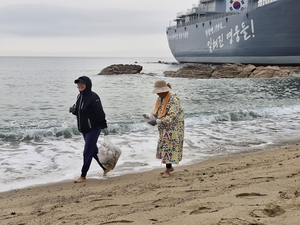 남몰래 새벽 쓰레기 줍는 모녀…영덕 해변의 아름다운 풍경