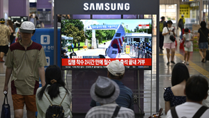 [포토뉴스] 윤석열 전 대통령에 대한 체포영장 집행 관련 뉴스 시청하는 대구시민