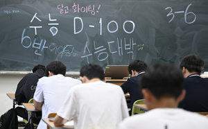 [포토뉴스] 수능 100일 앞으로, 자습하는 대구 달성고 3학년 수험생들