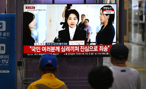 [포토뉴스] 특검 출석하는 김건희 여사 뉴스 시청하는 시민들