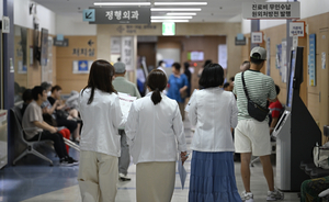 [포토뉴스] 병동으로 이동하는 대구 대학병원 의료진들