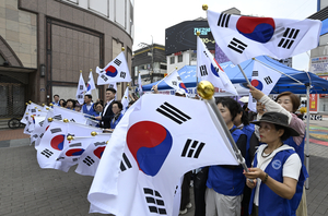 [포토뉴스] 태극기 흔드는 한국자유총연맹 중구지회 회원들