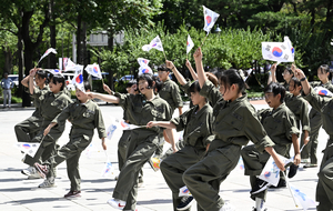 [포토뉴스] 광복 80주년 기념 플래시몹 퍼포먼스하는 어린이들