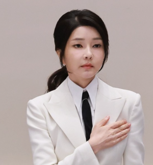 재판 넘겨진 김건희 “가장 어두운 밤에 달 빛나듯 이 시간 견딜 것”