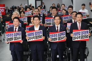국민의힘, 당사서 무기한 농성…“당원 명부 절대 안 넘겨줄 것”