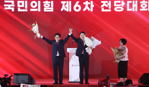 ‘한동훈’ 등에 업은 金이냐…‘전한길’ 끌어안은 張이냐
