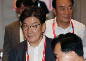 권성동 불법정치자금 수수 의혹 화약고로