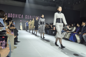 [Y르포] 신발 벗은 모델들의 워킹…한국 데뷔전 치른 이태리 디자이너의 ‘리스펙트’