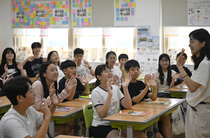 [포토뉴스] 여름방학 보내고 개학한 학생과 인사하는 선생님