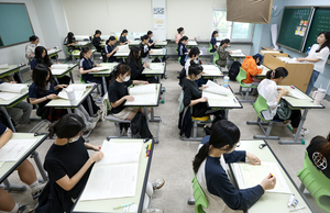 [포토뉴스] 9월 모의평가 치르는 경북여자고등학교 수험생들