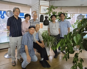 故 문인수 시인 단골 다방에 ‘르네쌍스’ 동판…동료 시인들 소박한 추모행사