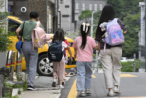 [포토뉴스] 초등학생 대상 범죄 잇따르자, 아이와 손잡고 하교하는 학부모들