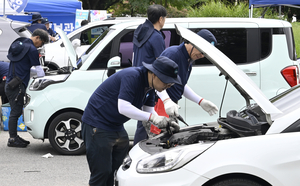 [포토뉴스] 추석 앞두고 자동차 무상점검하는 대구시자동차전문정비사업조합 회원들