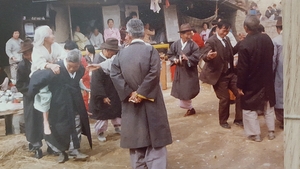 [동네뉴스-추억의 포토] 백발노모 업은 ‘막내아들의 환갑잔치’