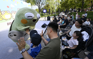 [포토뉴스] 2025 수성못 페스티벌 뚜비 공연 관람하는 나들이객들