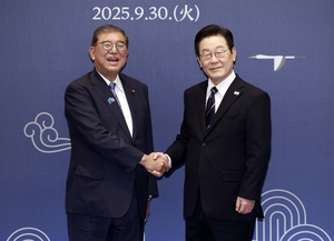 부산서 손맞잡은 한일정상…지방균형발전 위해 협력키로