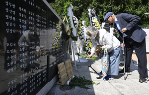 [포토뉴스] ‘10월 항쟁 79주기, 한국전쟁 전후 민간인 희생자 75주기 합동위령제’에서  헌화하는 유족