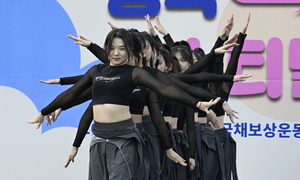 [포토뉴스] 제11회 청소년 행복 페스티벌에서 공연 선보이는 경상여자고등학교 댄스팀 블레이즈