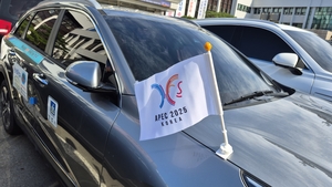 [경주 APEC] 경주 도심 달리는 차량마다 ‘APEC 깃발’ 펄럭…전신마비 장애인의 조용한 헌신