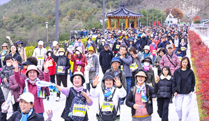[군위 삼국유사 전국 가족걷기대회]군위댐 물길 따라 2천 명… 삼국유사 걷기, 가을을 걷다