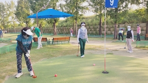 어르신 파크골프 ‘열풍’, 이젠 3세대가 같이 즐긴다