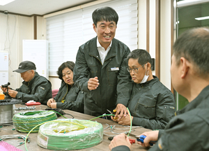 [주목! 이 기업] 장애근로자들이 만든 배전반…국내 첫 ‘이중 내진’ 제품 특허