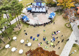 [포토뉴스] 가을 단풍 아래 에어베드에서 즐기는 도심 속 인디축제