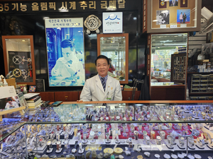 [동네뉴스]장애 딛고 일어선 장태호 시계수리 명인 “인생을 수리해 주며 살고 싶어요”