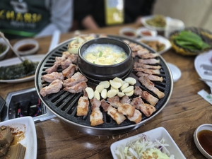 ‘겉바속촉’ 인생 소금구이… 포항 이동 ‘흑돼지구이’