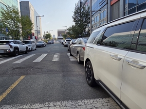 [동네뉴스] 개선되지 않은 대구 혁신도시 먹거리골목, 불법주차에 막힌 ‘보행 안전’