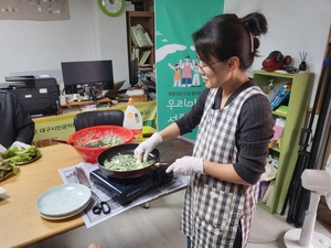 [동네뉴스] 쪽방주민들과 반찬 만드는 정민예씨