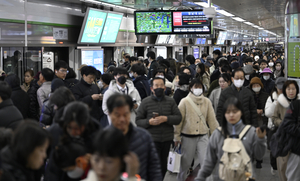 [포토뉴스] 대구교통공사 노동조합 시한부 파업, 붐비는 반월당역