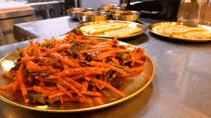 [대구 10味 로드]<4> 대구에서 찾은 바다 한 접시, 매콤새콤한 오징어 무침회