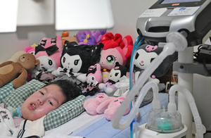 [어린이에게 희망을] 선천성 근육병증 앓는 13세 효진이