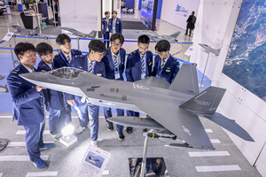 [포토뉴스] 미래 공군력 상징 KF-21 모형에 쏠린 관심 