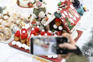 [포토뉴스] 대구음식산업박람회 제과·제빵 공예 경연대회 출품작품 보는 관람객