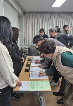 [포토뉴스] “신라 금관을 지키겠습니다”…경주시민들, 첫 서명 동참