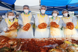 “수료의 기쁨을 섬김으로”...다대오지파 수료생, 김장 1.5t 담가 기부